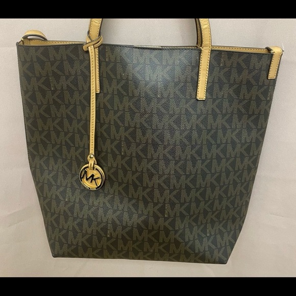 Authentic Micheal Kors Tote. - Picture 2 of 5